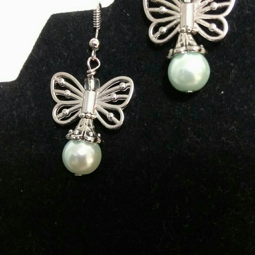 Butterflies and pearls earrings